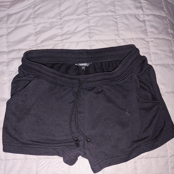 Woman's basic shorts - Picture 1 of 4